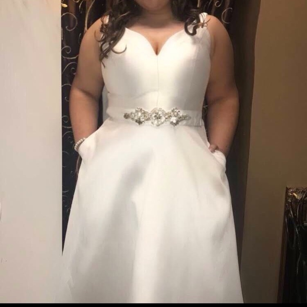 White dress - Picture 7 of 8